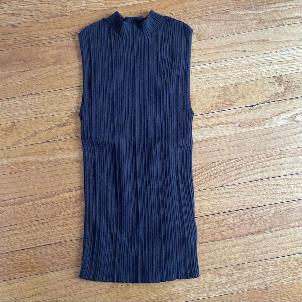 Gap ribbed mock neck sleeveless top